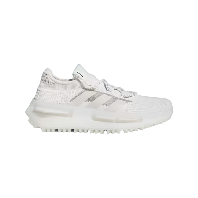 Chaussure blanche pour l'article parlant de la mode , de la marque adidas, pour le site sneakvault, la meilleure plateforme de revente de sneakers en ligne.