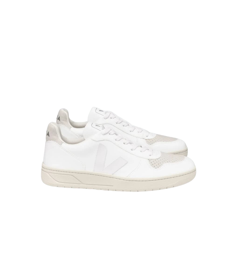 Chaussure avec des couleurs composées de blanc et de beige, pour l'article parlant de la mode , de la marque veja, pour le site sneakvault, la meilleure plateforme de revente de sneakers en ligne.