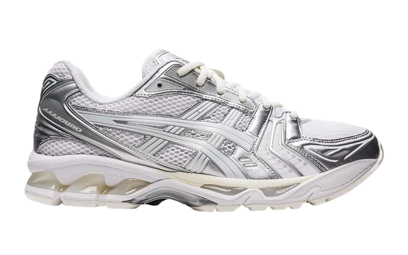 Asics Gel-Kayano 14 x JJJJound 'Silver/White' – Une alliance subtile entre performance et minimalisme. Cette collaboration met en avant un design épuré avec des nuances argentées et blanches, offrant un équilibre parfait entre esthétique rétro et technologie moderne.