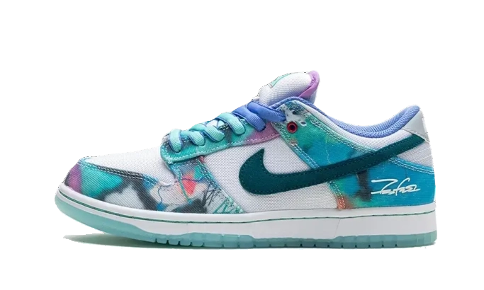 Nike SB Dunk Low x Futura Laboratories – Une fusion artistique entre streetwear et culture skate. Ce modèle exclusif arbore le style emblématique de Futura avec des graphismes dynamiques et une finition premium, parfait pour les collectionneurs et amateurs de sneakers uniques.